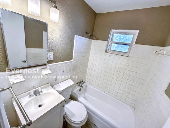 Photo - 109 22nd Ave W