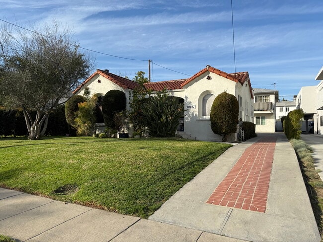 Front House - 10815 Kling St Unit 2