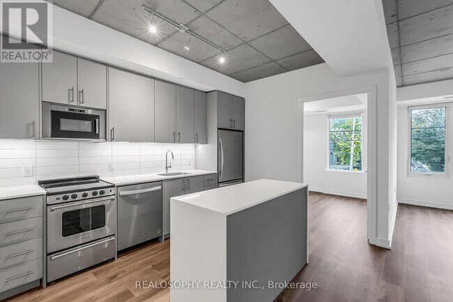 Photo - 115 Larchmount Ave Unit 404