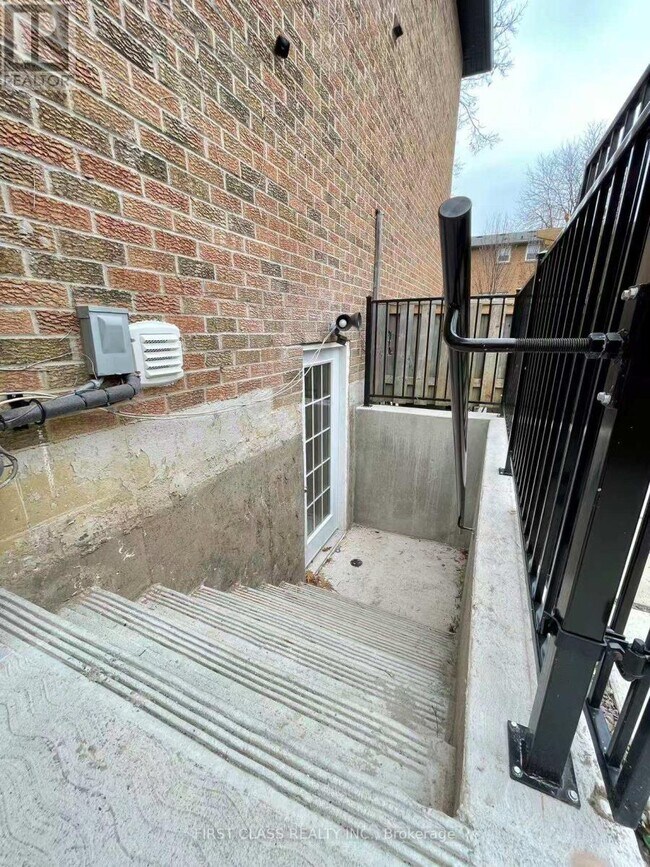 Photo - 2100 Dunvegan Ave