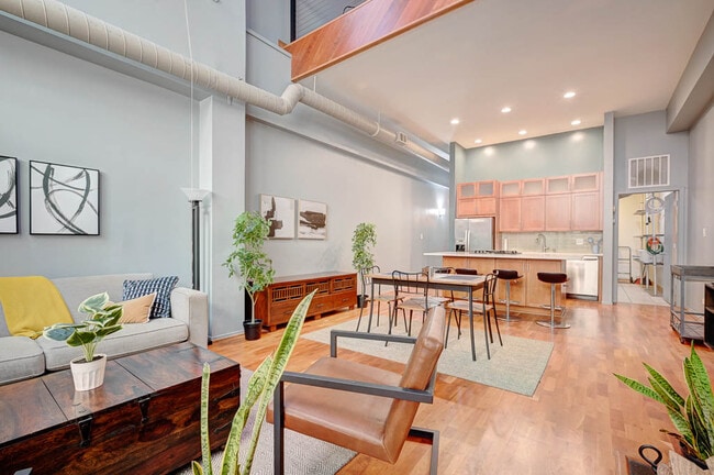 Building Photo - 1760 W Wrightwood Ave Unit 115