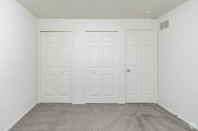 Apartamento renovado de 2 habitaciones y 1 baño, 950 pies cuadrados, dormitorio - Woodside Manor Apartments