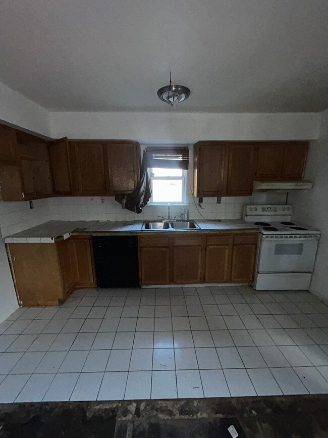 Photo - 5443 Rosemont Ave