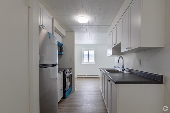 2BR, 1BA - 910SF - Kitchen