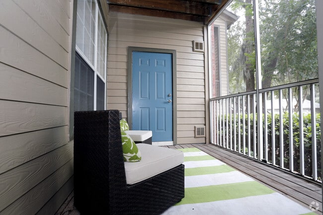 1BR, 1BA - 811 SF