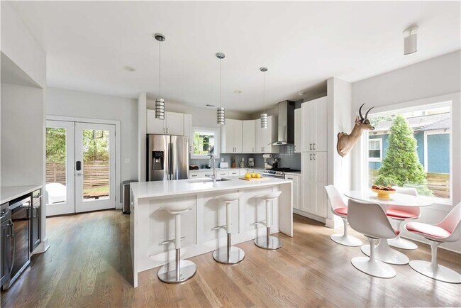 Photo - 1124 Hawthorne St NE