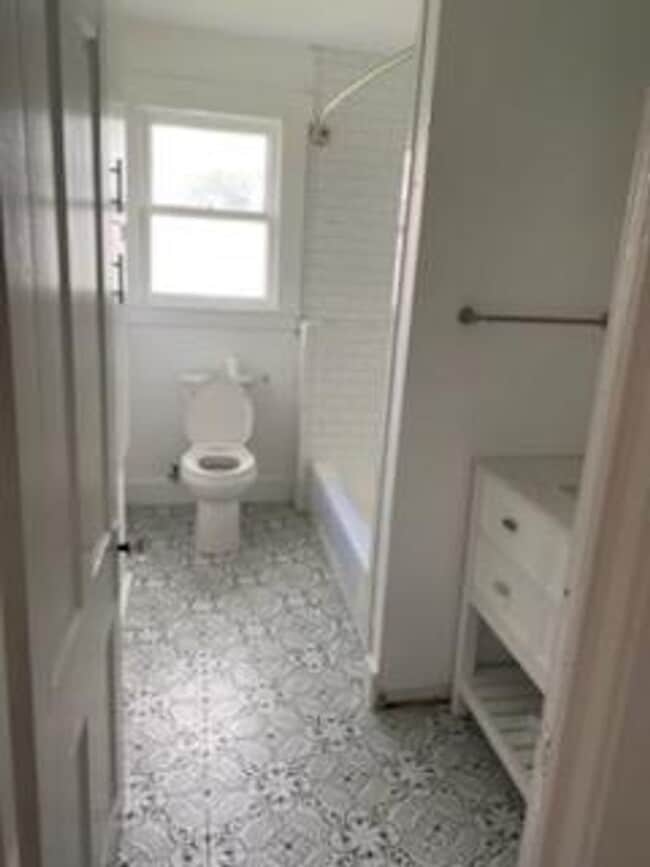 Photo - FOR LEASE!! Great location!