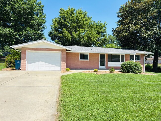 Building Photo - Move-In Ready 3BR/2BA Home with 2-Car Garage in St. Charles
