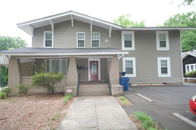 Building Photo - Adorable Apt in Historic Building - ONE Block to Duke! Unit B