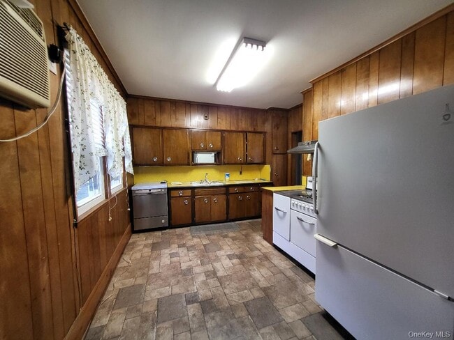 Photo - 69-35 Hessler Ave