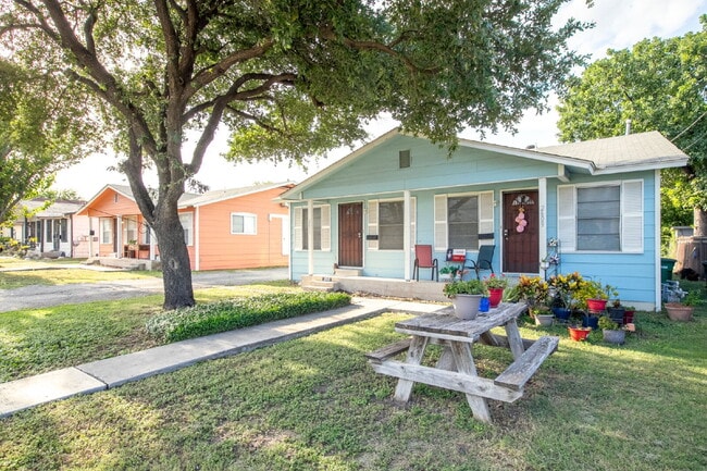 Photo - Cozy 1 Bed, 1 Bath Duplex A Block From Woodlawn Lake