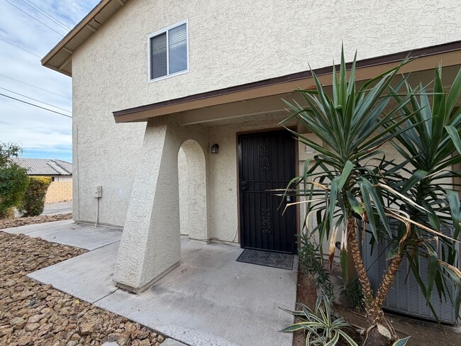 Building Photo - Beautiful home look, 4-plex, across from UNLV