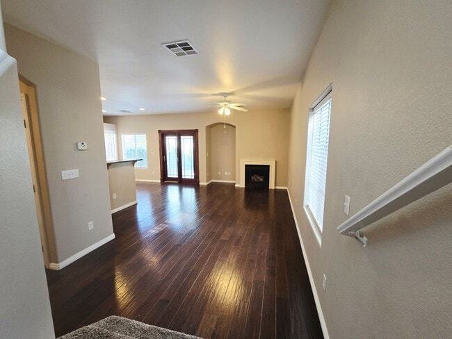 Photo - 3 BEDROOM & 2.5 BATH TOWNHOME LOCATED IN GREEN VALLEY  HENDERSON