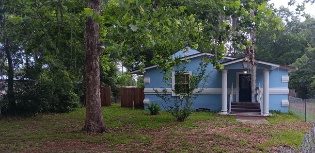 Photo - 10635 Mc Laurin Rd E House