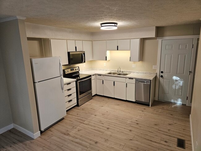 Photo - 678 Young St