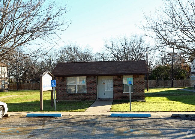 Primary Photo - Pecan Tree Square