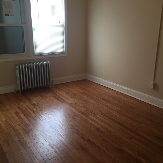 Dormitorio 12x12 - 2821 7th St NE Unidad 2