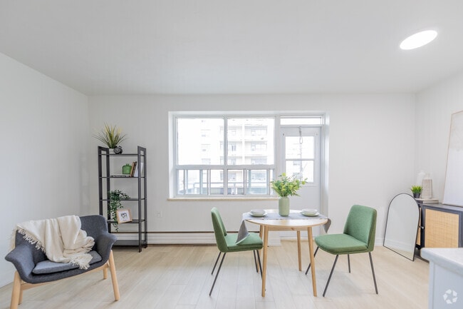 2BR, 1BA - Dining Room - 1170 Fennell