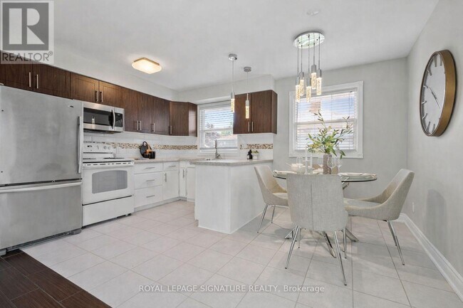 Photo - 621 Wychwood St