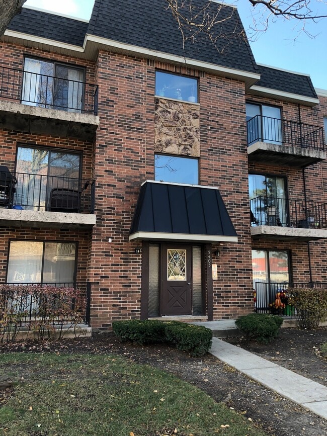 Building Photo - 5405 Chateau Dr Unit 5