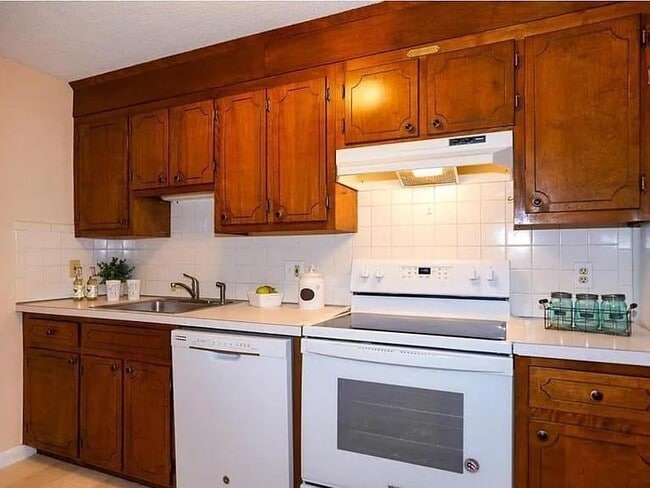 Building Photo - 9 Hallmark Gdns Unit 9  hallmark   9