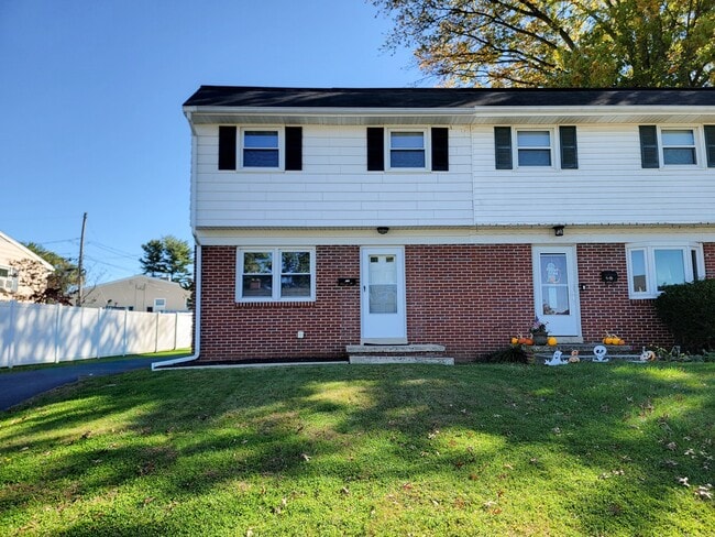 Photo - 547 W Marion St