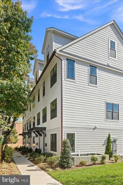 Photo - 909 N Irving St