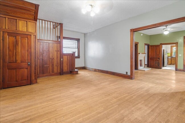 Photo - 411 N College St