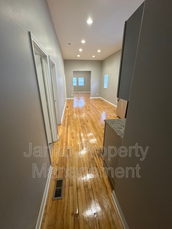 Photo - 5906 S La Salle St Unit 1