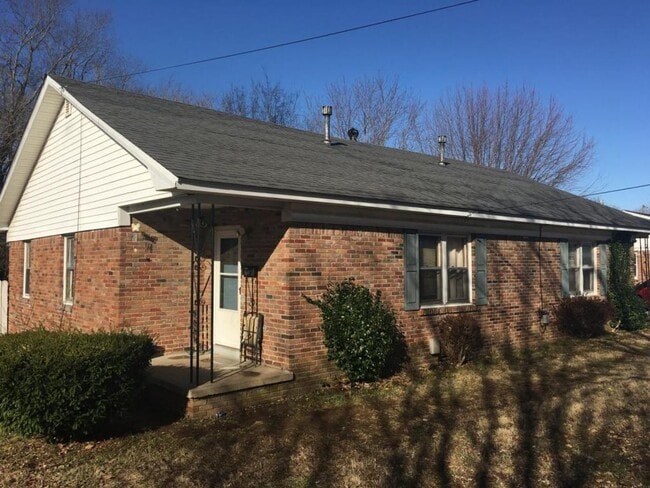 Building Photo - 2 bed 1 bath duplex Rental