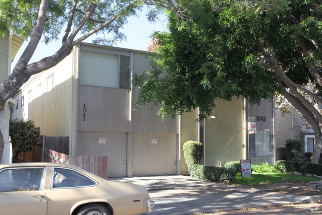 Building Photo - 1043