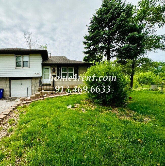 Building Photo - Olathe Duplex w/ Wood Floors, Finished Basement, and a Fenced Yard!