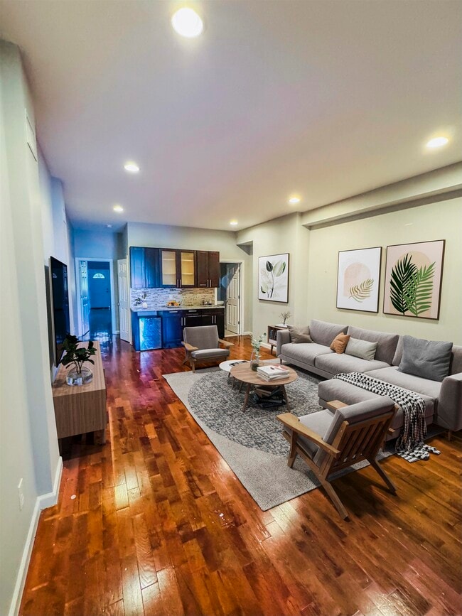 Building Photo - 447 Mercer St Rental