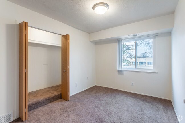 2 BR, 1.5 BA - 936 SF