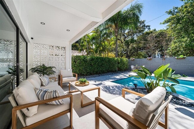 Photo - 696 NE 67th St