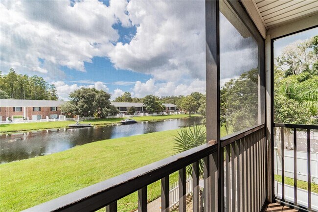 Photo - Waterfront 2/1 Condo on Lake Magdalene Unidad 201