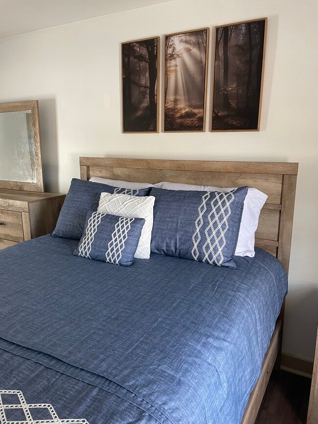 Queen bed with comfortable bedding - 2312 Old Berwick Rd Unit Upstairs