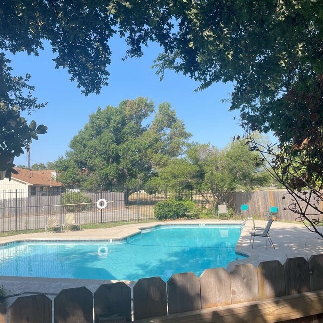 Photo - 1404 Zephyr Ln