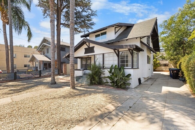 Building Photo - 3 Bedroom, 2 Bathroom apartment in a prime...