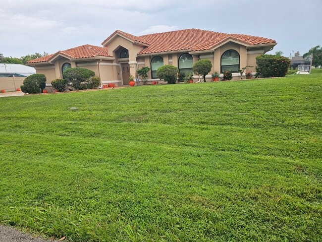 Building Photo - 382 SE Naranja Ave