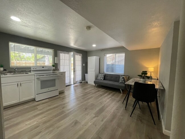 Building Photo - Cozy 2 Bed/1 Bath- Great Location Rental