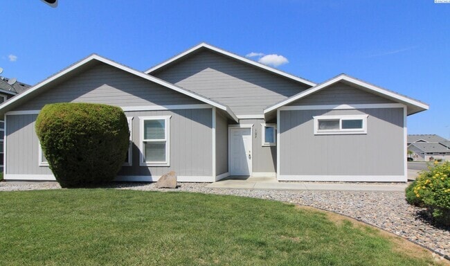 Building Photo - 2 bed, 2 bath townhome in Pasco