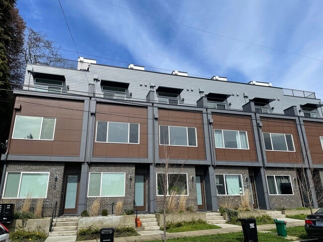 Building Photo - 4-Star Green Built 3-bed, 2 bath Modern Townhome with Views!