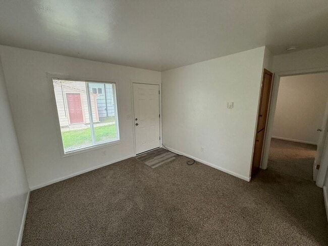 Photo - 1566 Bellevue St SE