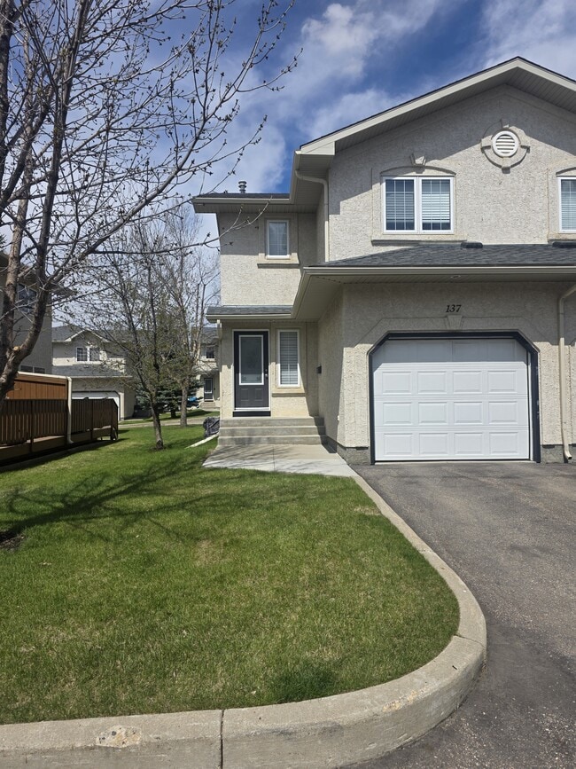 Building Photo - 445 Bayfield Crescent