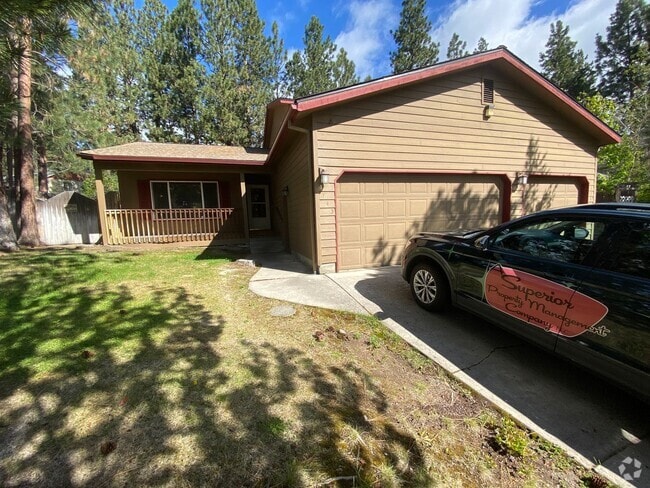 Building Photo - Spacious 2 Bedroom + office! Large yard!  ... Rental