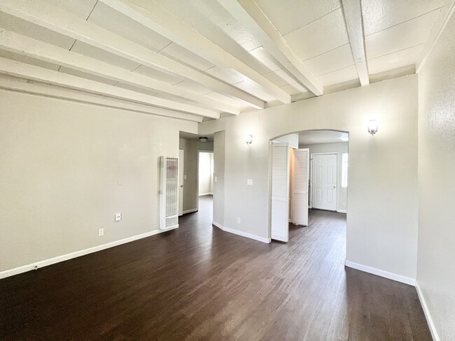 2/1 Duplex in Sacramento! 2822 Del Paso Blvd. - 2/1 Duplex in Sacramento! 2822 Del Paso Blvd. Townhome