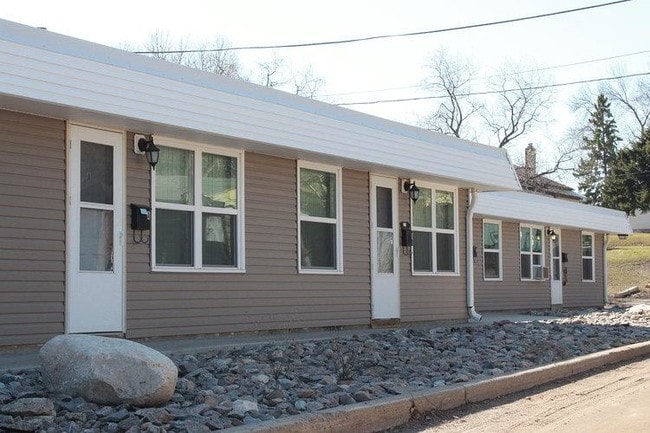 Pines Apartments - Pines Apartments