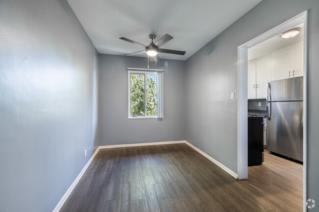 2BR, 1BA - 775SF
