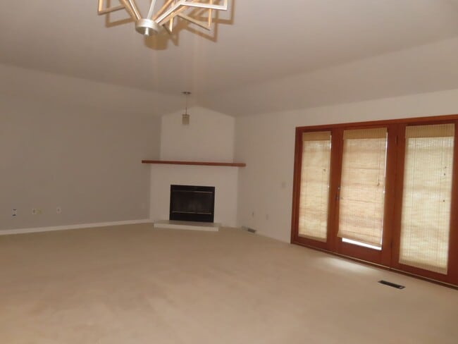 Photo - Beautiful home in Ferry St Bridge Area. 3 bedroom / 2 bath! Apply Now!